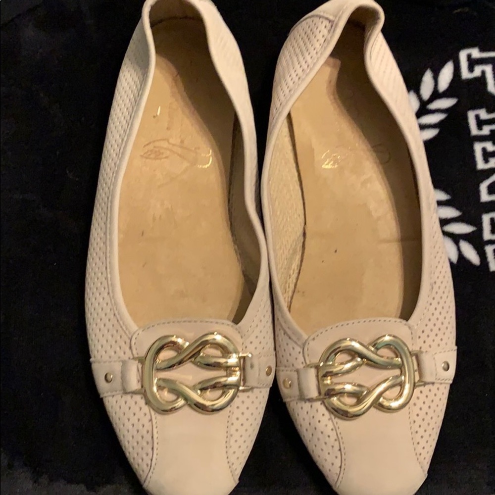 Aerosols beige flats